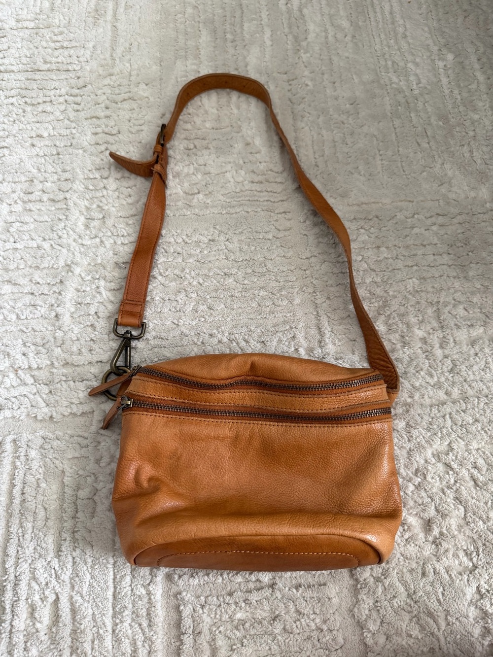 Vilenca Holland Tan Leather Crossbody Bag